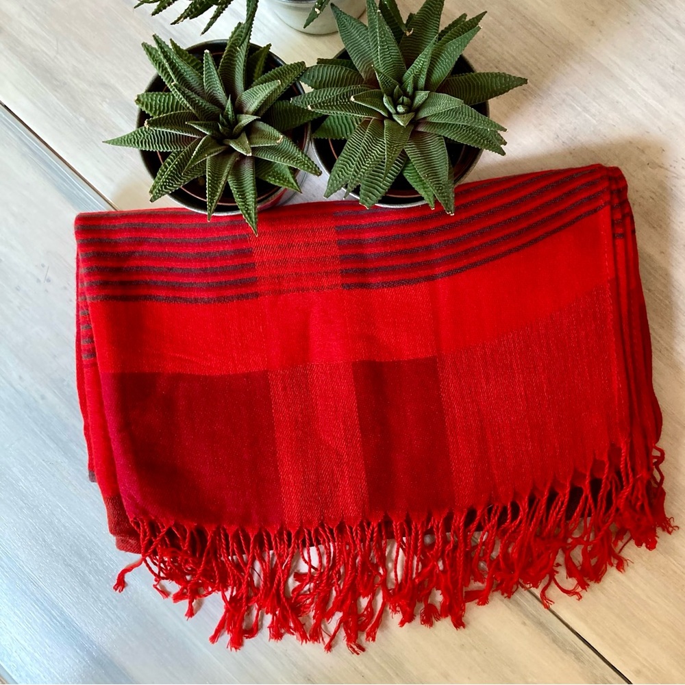 Women’s Red and Black Patterned Pasmina.